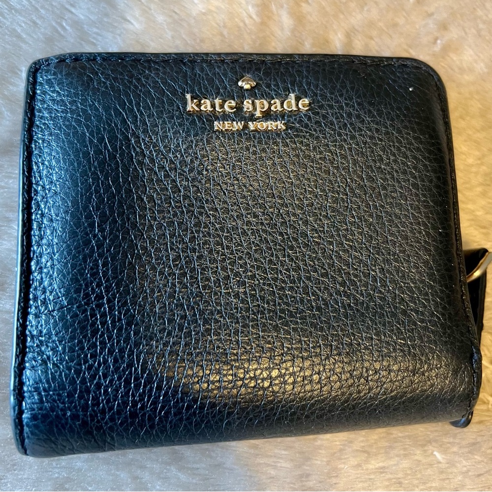♠️Kate Spade ♠️ Bi-Fold Black Pebbled Leather 6 Card Wallet w/ Cash & Coin Slots